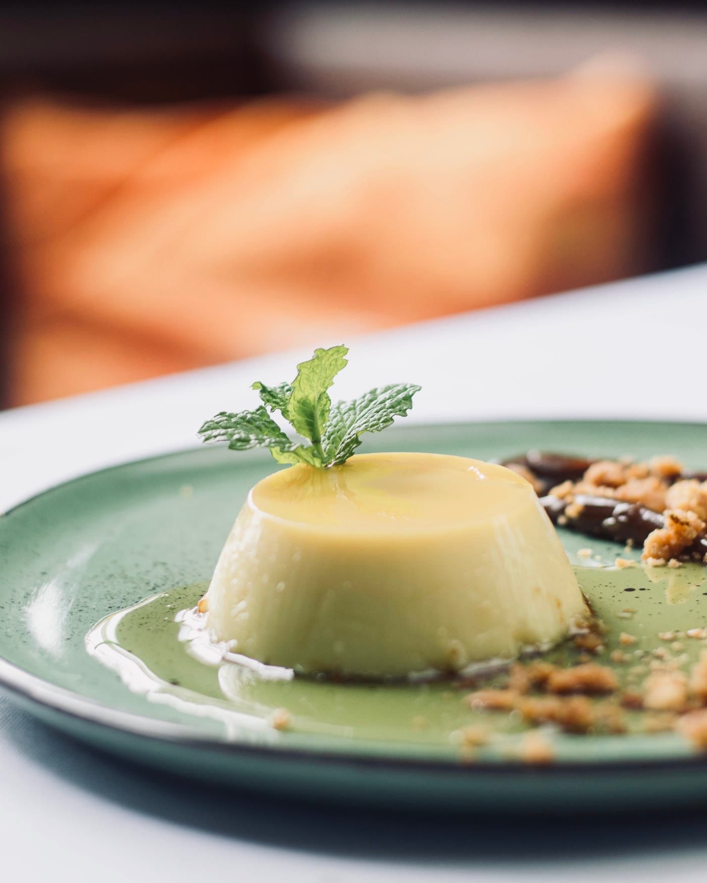 Panna cotta con il caramello e gli amaretti sbriciolati