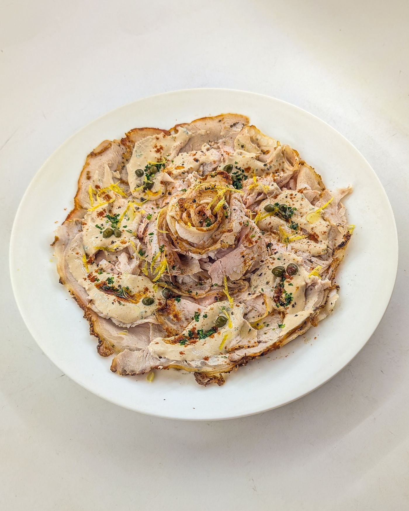 Vitello tonnato con salsa tonnata e capperi